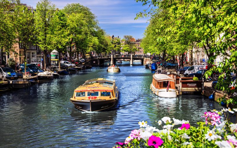 Canal-cruises-Amsterdam-scaled