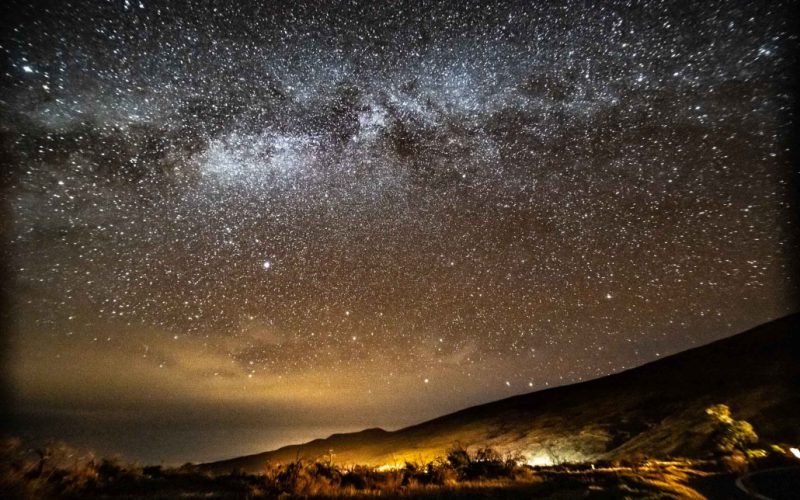 mauna-kea-star-gazing-night-sky-milky-way-big-island-ex-feature-1030x687