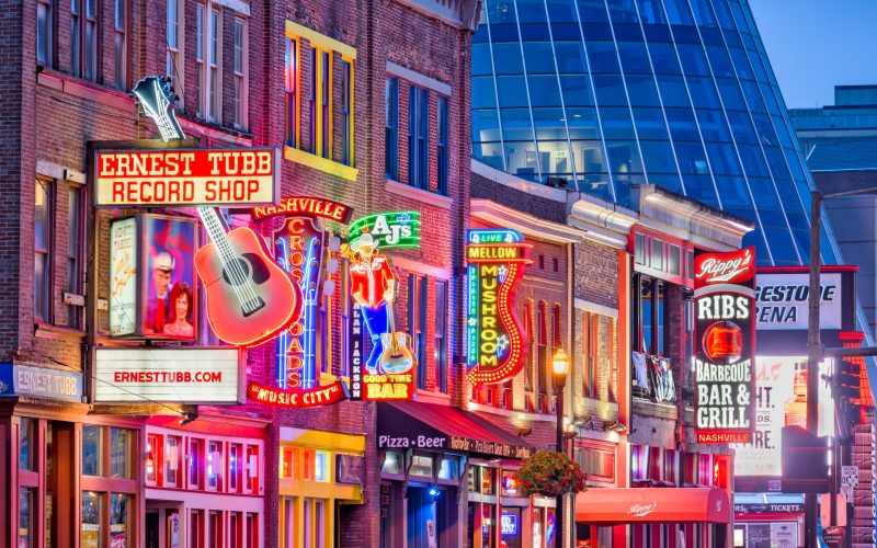 Nashville,,Tennessee,-,August,20,,2018:,Honky-tonks,On,Lower,Broadway.