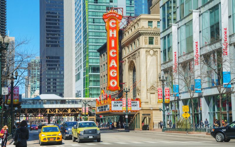 Chicago,-,April,9:,Chicago,Theather,With,People,On,April