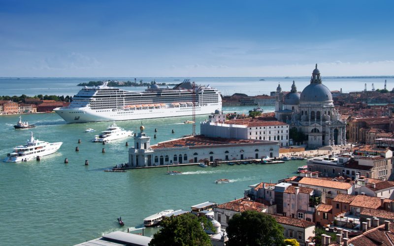 Cruise,Ship,In,Venice